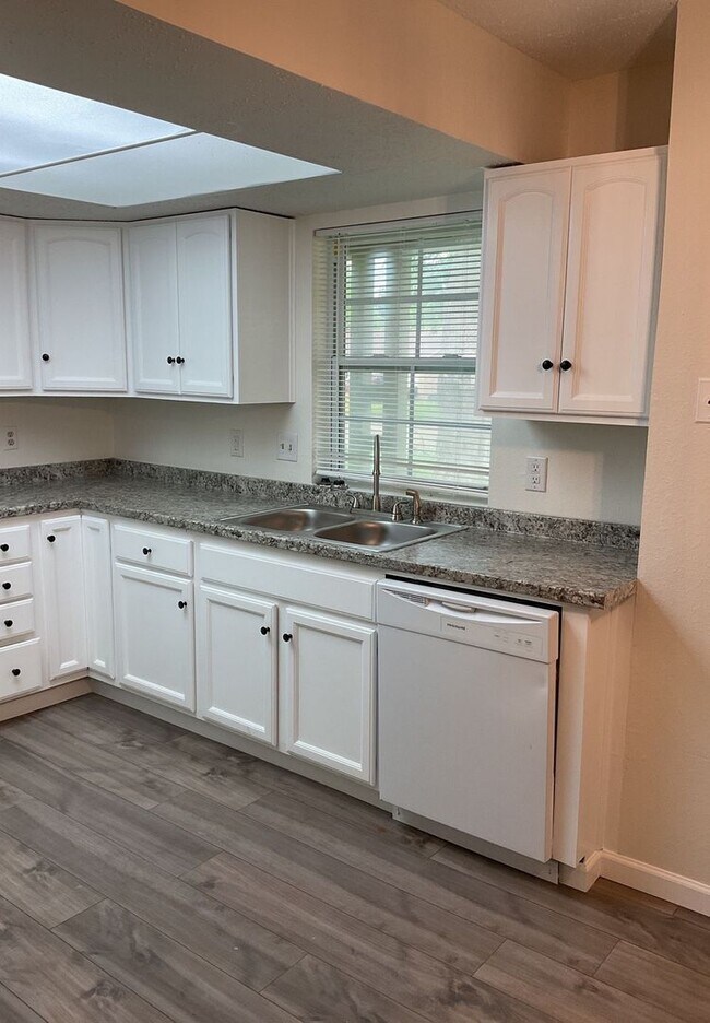 Building Photo - AVAILABLE NOW!