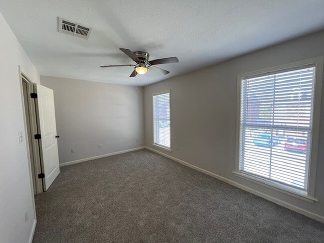 Building Photo - 2 bedroom 1.5 Bathroom Townhome