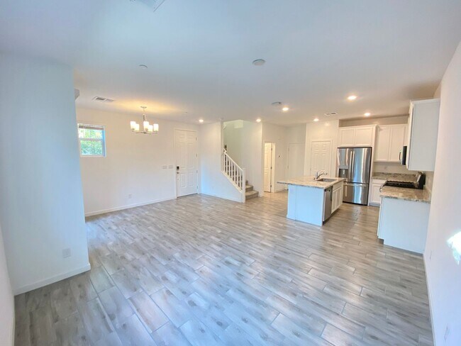 Foto del edificio - Gorgeous 2Bed/2.5Bath/2Car Townhome located in Gated Community in Henderson