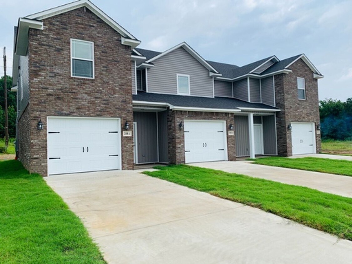 Primary Photo - Nice 3 Bedroom Townhome in Alma **COMING A...