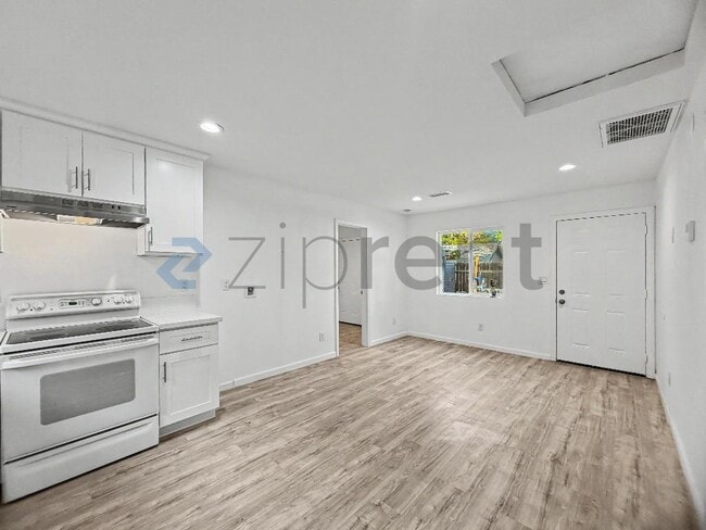 Building Photo - Unit 874