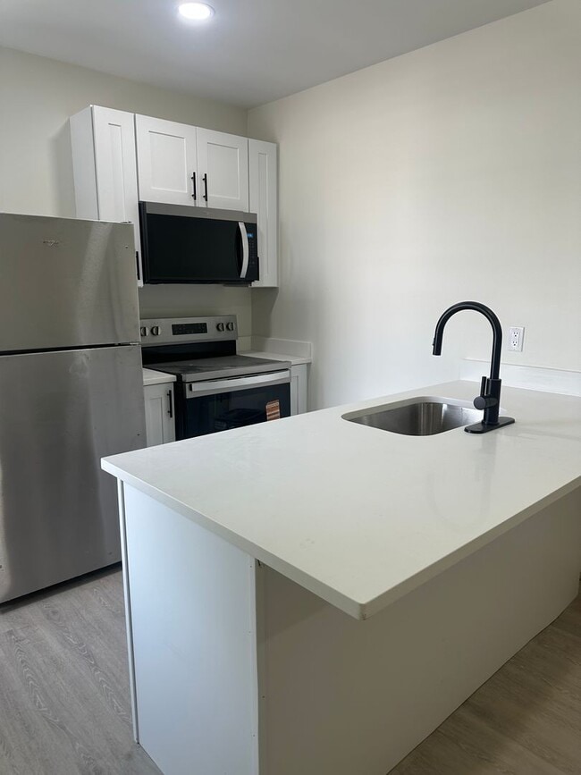 Beautifully Renovated 1 Bed/1 Bath in Providence! - Beautifully Renovated 1 Bed/1 Bath in Providence! Apartment