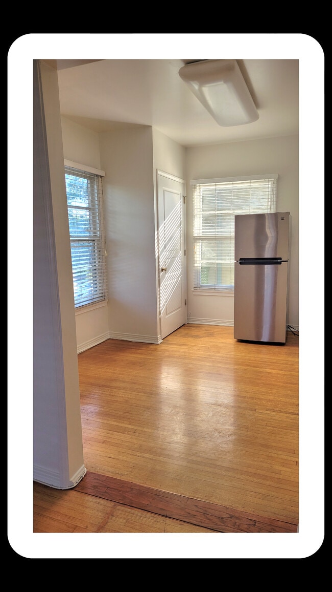 Building Photo - 445 N Doheny Dr