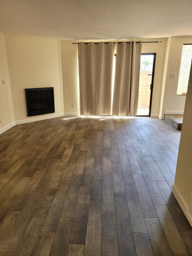 Building Photo - 8633 Balboa Blvd