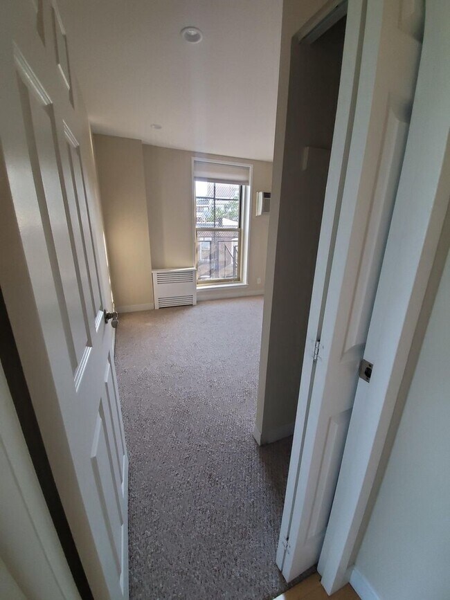 Building Photo - 11 Camelot Ct