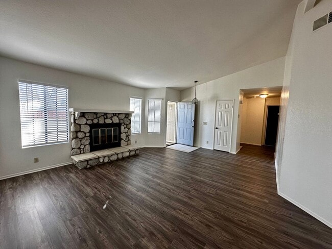 Building Photo - 3bd/2ba House - Bay Ave. (Moreno Valley)