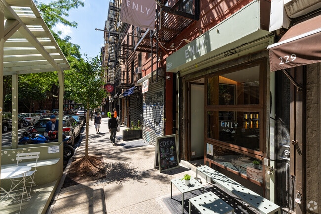 Building Photo - 227 Mott St