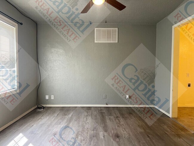 Building Photo - Cozy Cottage