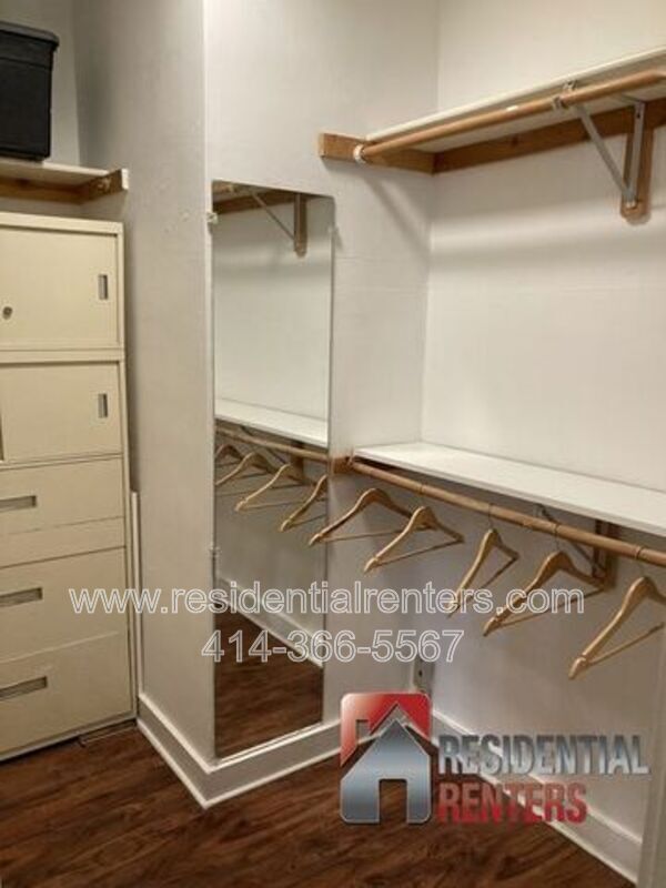 Foto del edificio - 1028 E Juneau Ave