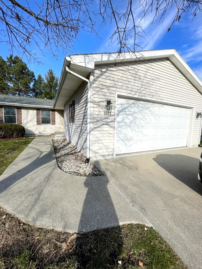 Building Photo - 1509 Manor Ln