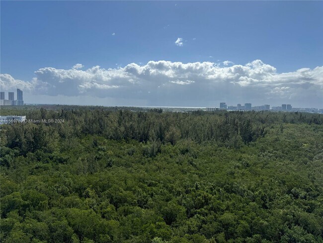 Foto del edificio - 15051 Royal Oaks Ln