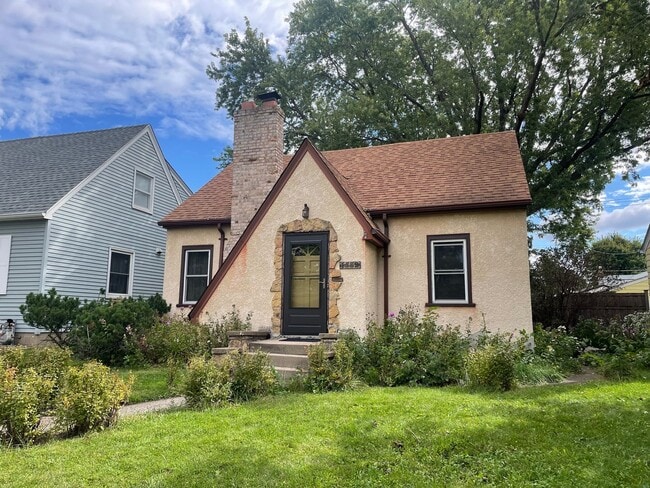 Building Photo - The Cutest 3-Bedroom Tudor - One Block From Como Golf Course