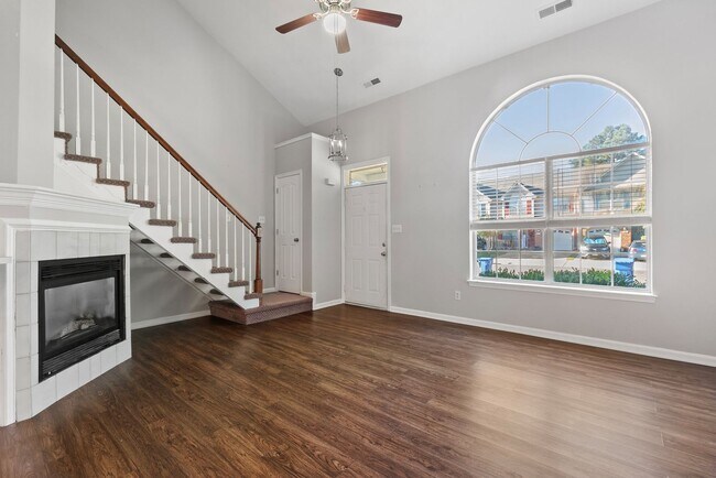 Foto del edificio - Open floor plan with 2 primary suites. Ava...