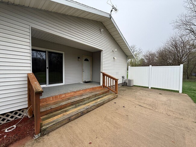 Foto del edificio - 3-Bedroom, 2-Bath Home on Acreage with Pond and Large Detached Garage