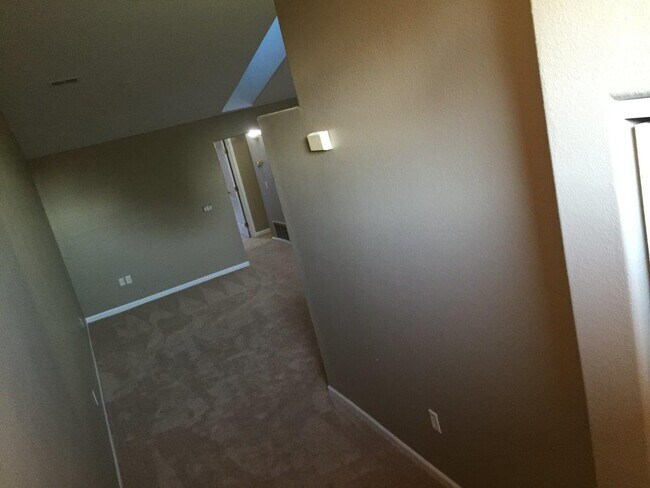 Building Photo - 1010 Hilltop Ln