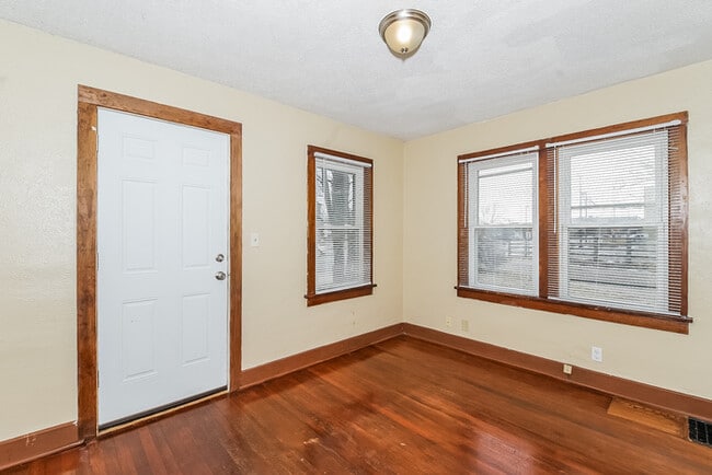 Building Photo - 106 9th Ave N