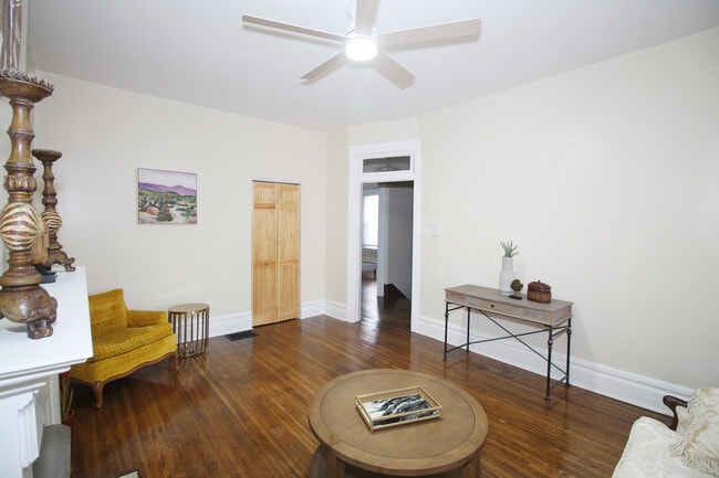 Sala de estar - 1372 Neil Ave