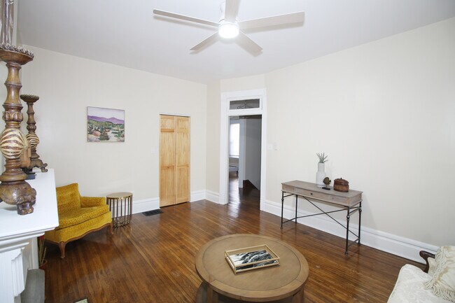 Sala de estar - 1372 Neil Ave