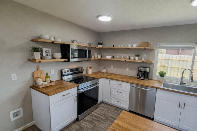 Foto del edificio - Ready to Move In 3-Bedroom Living with Modern Comforts in The Colony, TX