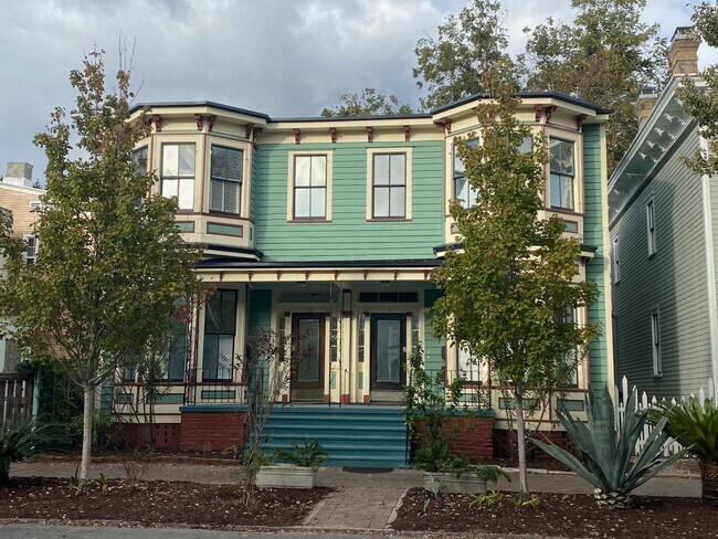 Edificio de cuatro plantas recientemente renovado en 118-120 West Duffy. - 118 W Duffy St