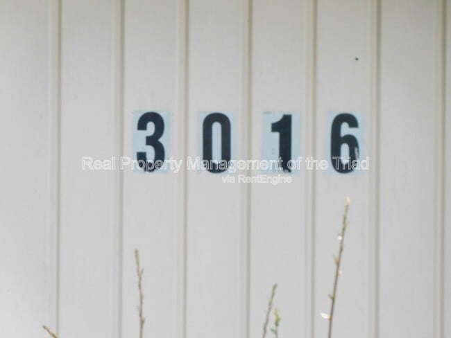 Photo - 3016 Myra St House