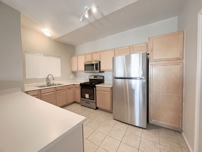 Building Photo - 3 Bedroom 2.5 Bath Condo  Flamingo/Durango