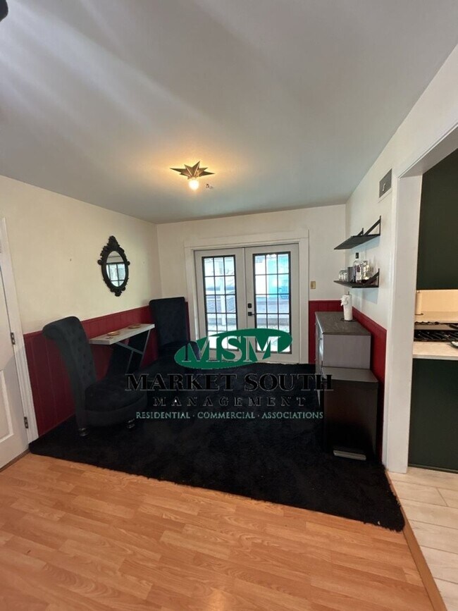 Foto del edificio - **APPLICATION PENDING!** Fully Furnished H...