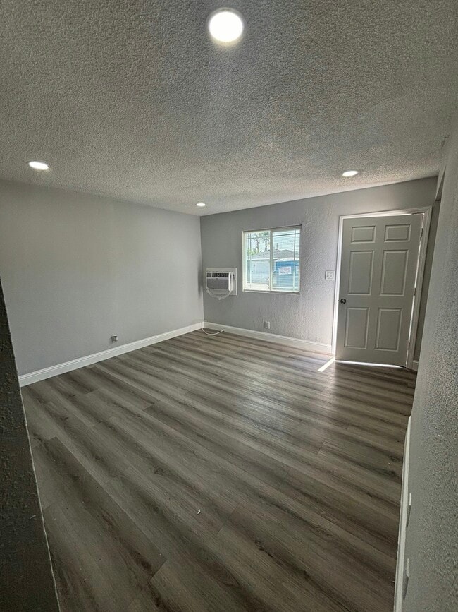 Building Photo - 13187 Splendora Ave