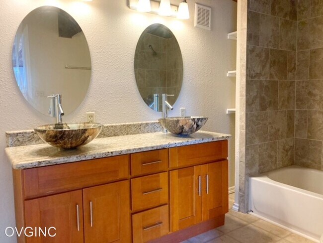 Foto del edificio - 4 br, 3 bath House - 5400 CRESTVIEW LOOP NE