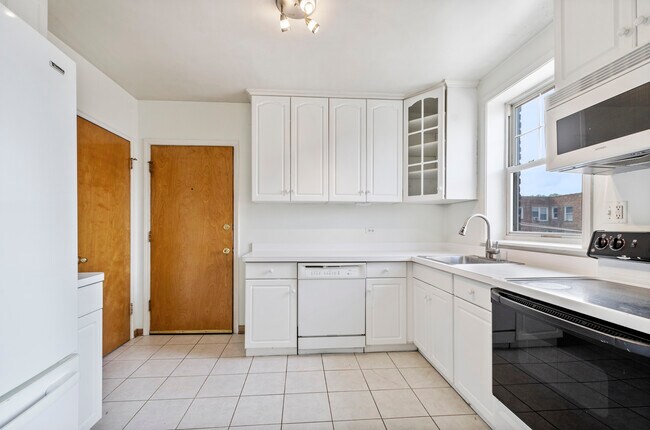 Building Photo - 2422 W Farragut Ave