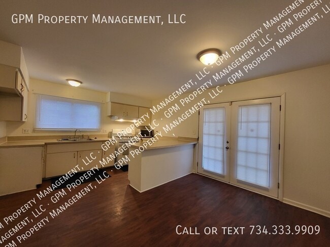 Building Photo - 8975 Nottingham Dr