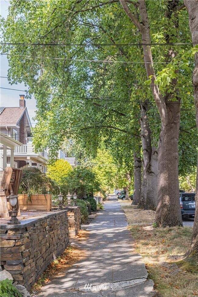 Building Photo - Beautiful Craftsman home in the desirable ...