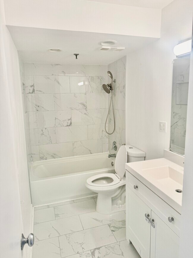 Foto del edificio - 5911 Edsall Rd