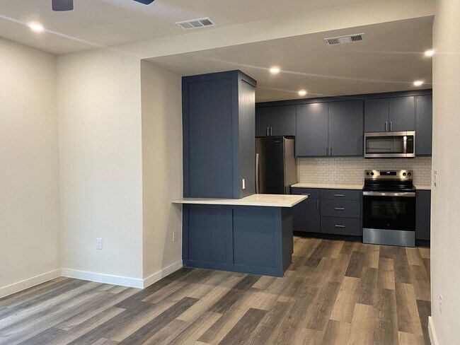 Building Photo - RENOVATED 4 BEDROOM