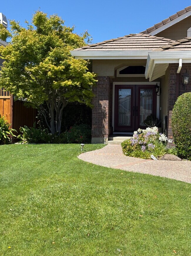 Foto del edificio - Beautiful 4 Bedroom, 3 Bathroom Pleasanton Home with 3-Car Garage & Large Backyard
