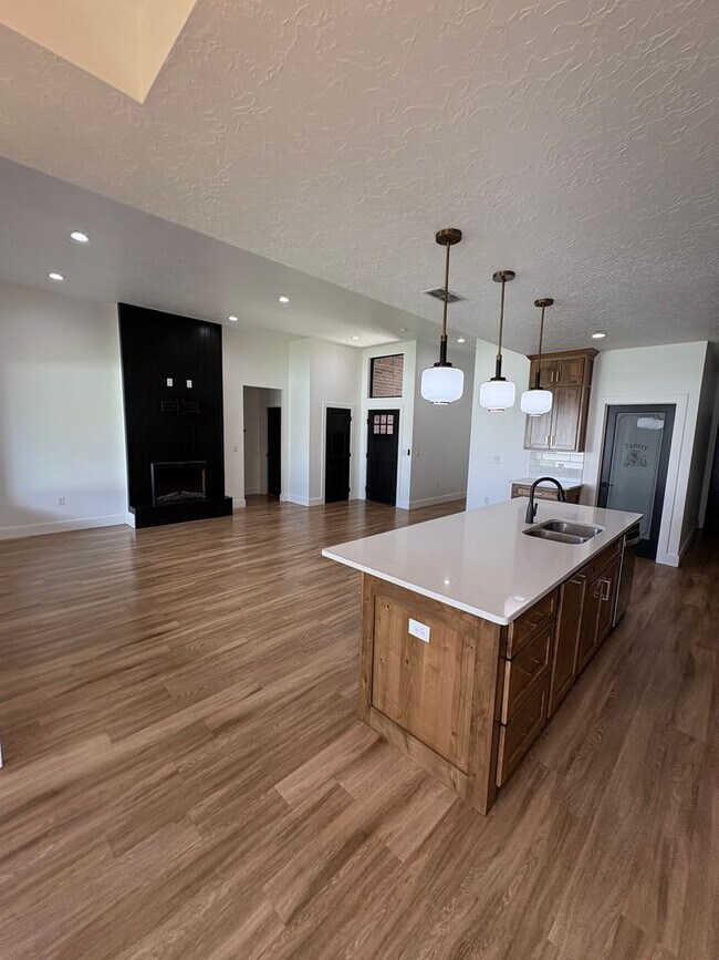 Building Photo - 3 Bedroom 2 Bath Home Near Clovis Christia...