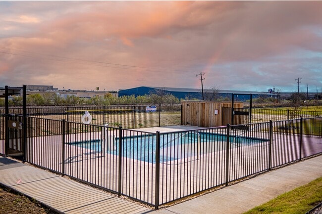 Piscina - Camden Crossing