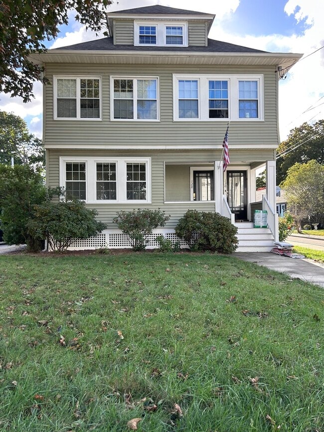 Building Photo - 128 Willow St