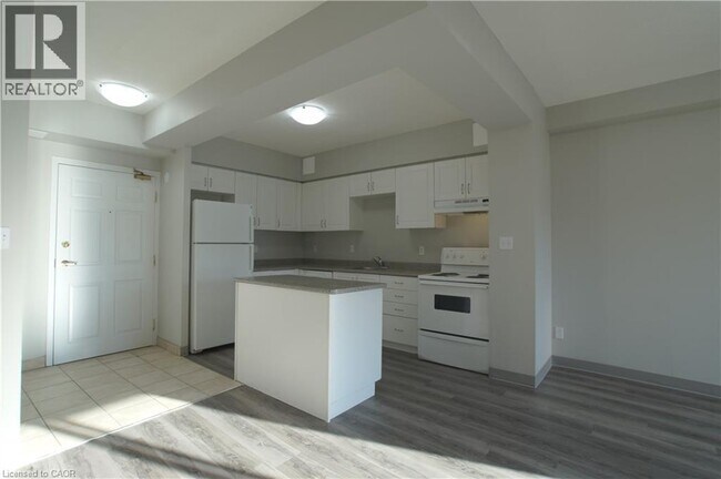 Building Photo - 736 Old Albert St