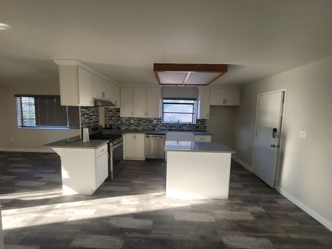 Building Photo - 3 Bedroom Single Family Home in Somerset