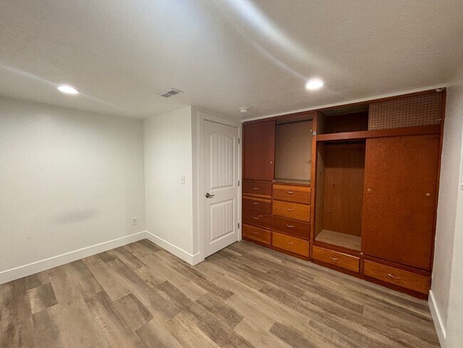 Foto del edificio - Cozy lower level unit with open kitchen and washer/dryer hookups