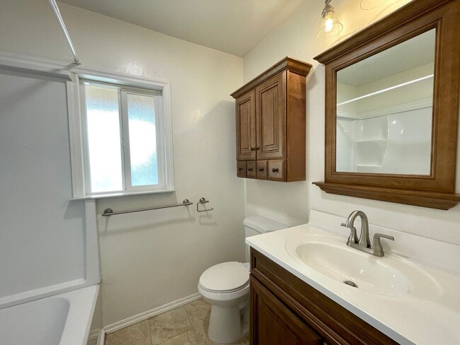 Building Photo - Beautiful 3B/2BA located in Paradise Hills...