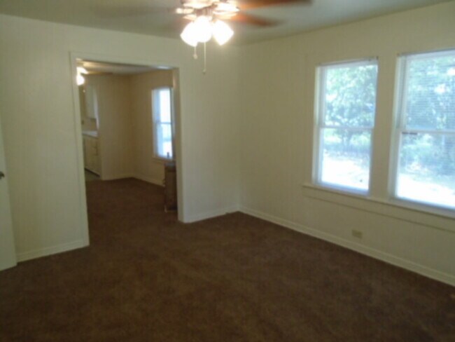 Building Photo - Cute 2 bedroom, 1 bath house in East Ft. W...