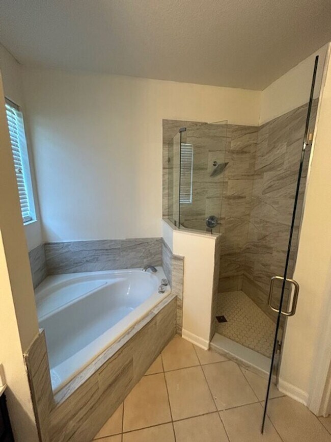 Building Photo - Beautiful Spacious Home in Deland