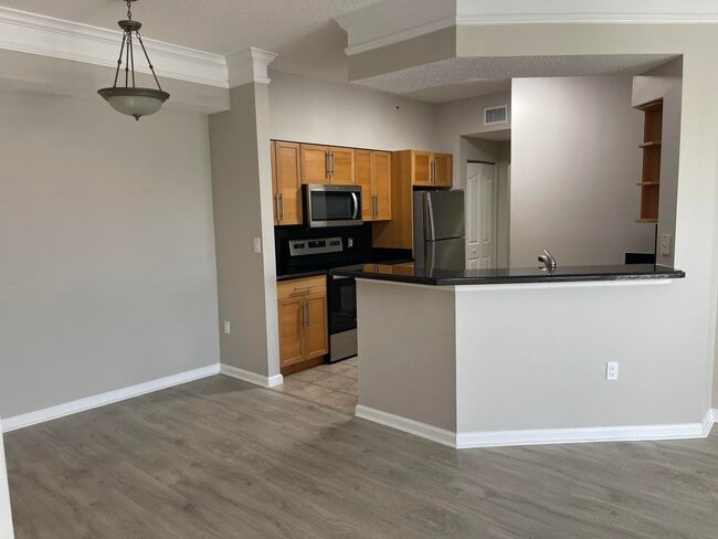 Foto del edificio - 9833 Baywinds Blvd