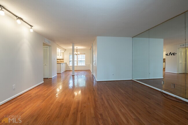 Foto del edificio - 82 Adrian Pl NW