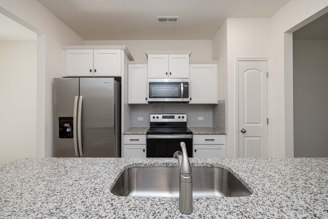 Building Photo - 2 BD Townhome Main Street Pineville -New Year's Special 1 Month Free!