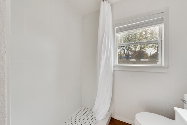 Building Photo - 202 Pine St