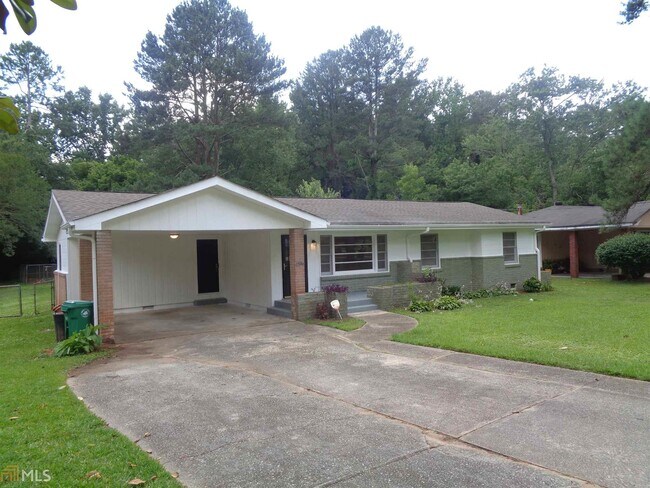 Building Photo - 2217 Pinewood Dr
