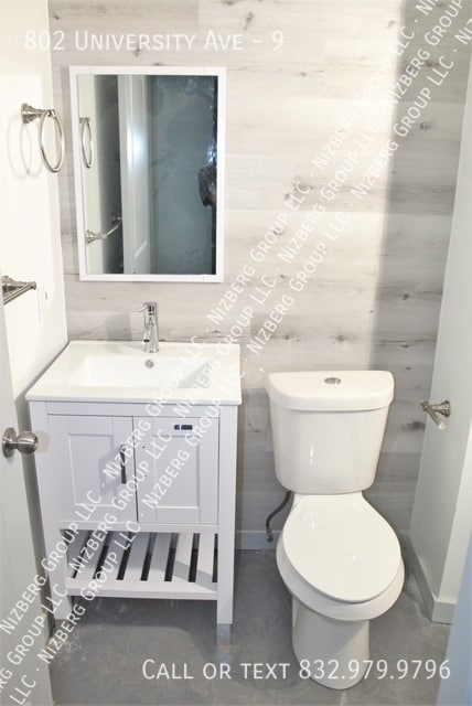 Building Photo - 802 University Ave